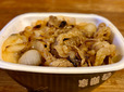 【吉野家 牛焼肉丼】蓋を開けると玉ねぎと牛カルビの香ばしい香りが部屋の中に広がります