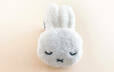 【ミッフィーフェイスポーチ】目を閉じたミッフィー（白）
