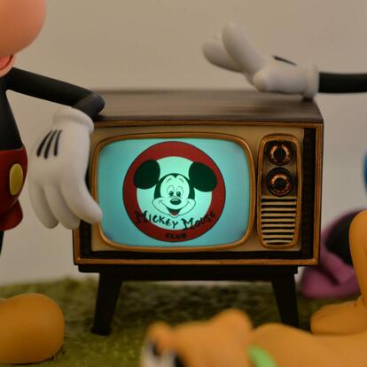 ディズニー100周年】の歴史を辿るグッズ、“超こだわりフィギュア”ほか