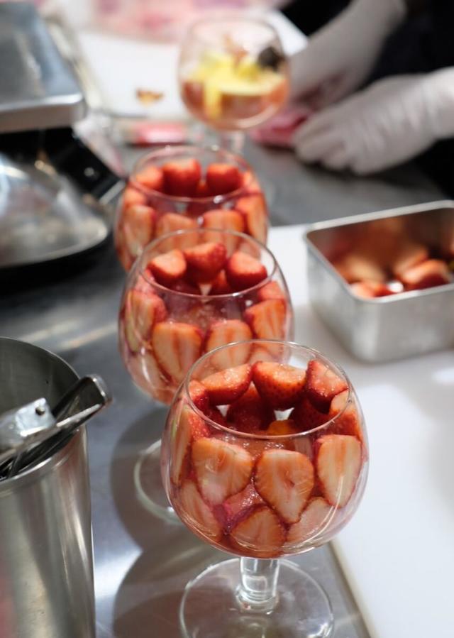 【堀内果実園】キッチンでパフェを作っている様子