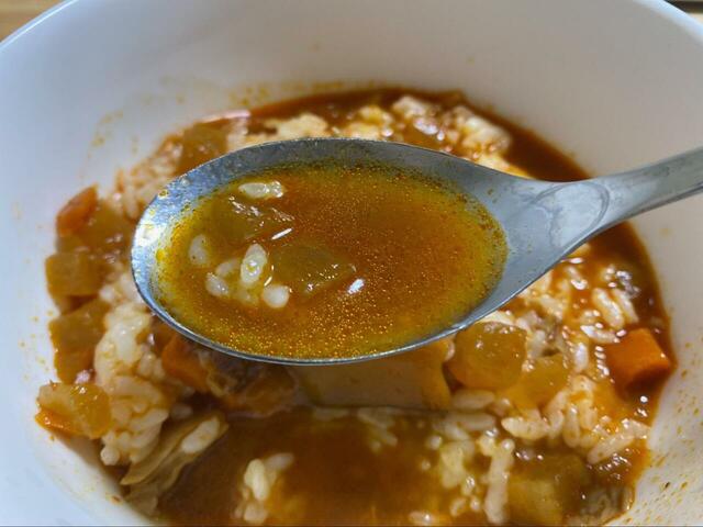 【まいばすけっと パパッと具沢山グルメ ユッケジャンクッパの素】たっぷりのスープはコク深い味わい