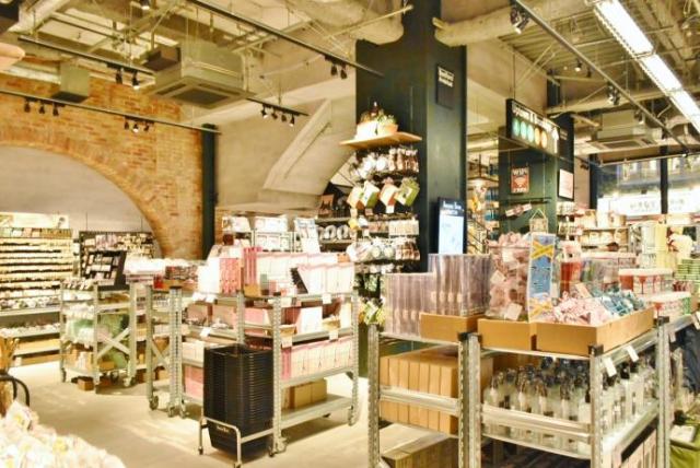 【AWESOME STORE TOKYO（オーサムストア トーキョー】コスパの良いポップな雑貨がズラリ！