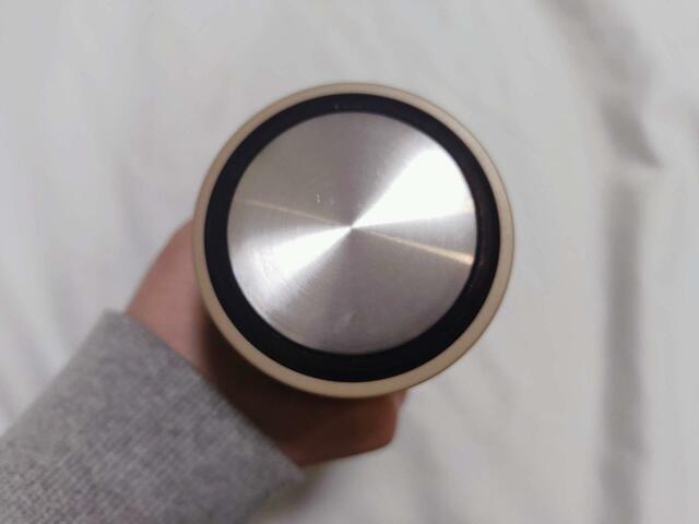 上部の蓋部分は、クールなシルバー