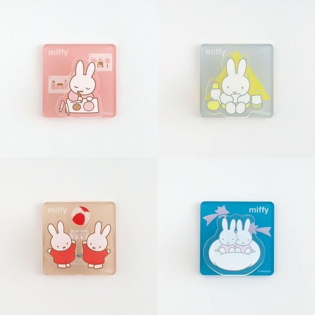 【ヴィレッジヴァンガード】「メモクリップスタンド」（pink / gray / beige / blue）825 円　サイズ：約W55×H55×D20mm