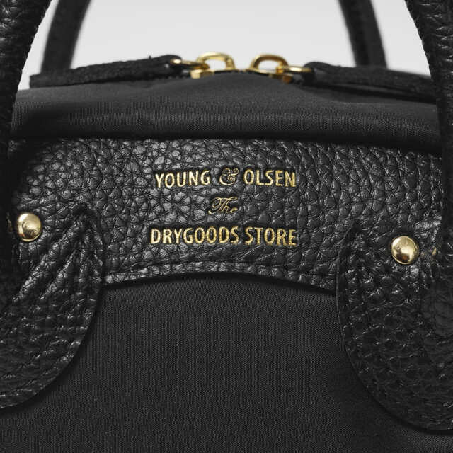 【『YOUNG&OLSEN The DRYGOODS STORE POUCH BOOK』(宝島社)】箔押しロゴ、ブランドタグなど