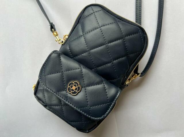 【CLATHAS（クレイサス）お財布機能付きスマホポーチ】実際に荷物を入れてファスナーを閉じると少し厚みが出る