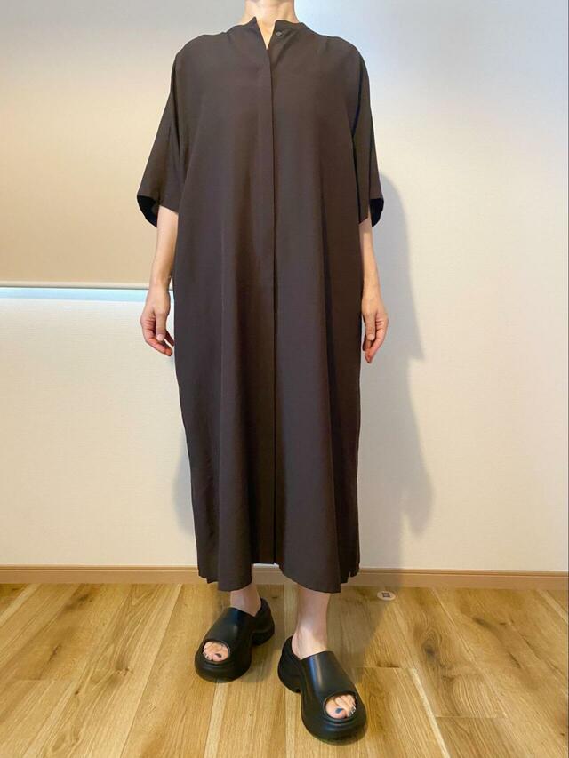 【無印良品 なめらか 五分袖ワンピース】カラーは黒、イエロー、ダークブラウンの3展開。秋の装いにも合わせやすいのがGood!