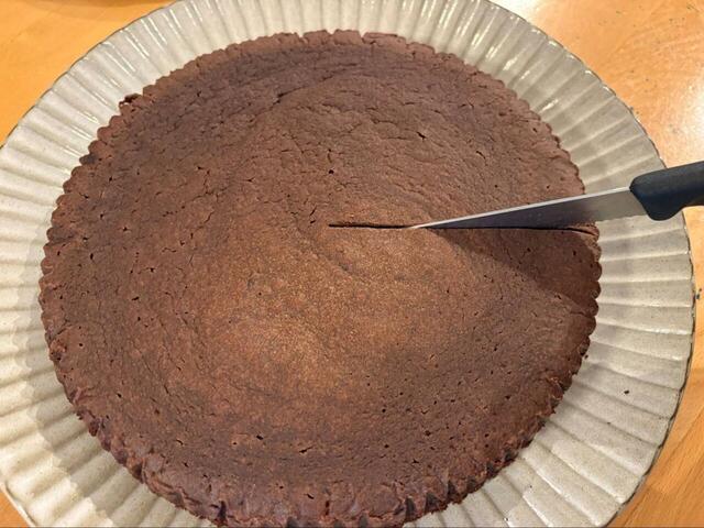 【ロピア シェアするクラシックガトーショコラ】切りたい分だけカットできるので、食べやすさも抜群です♪