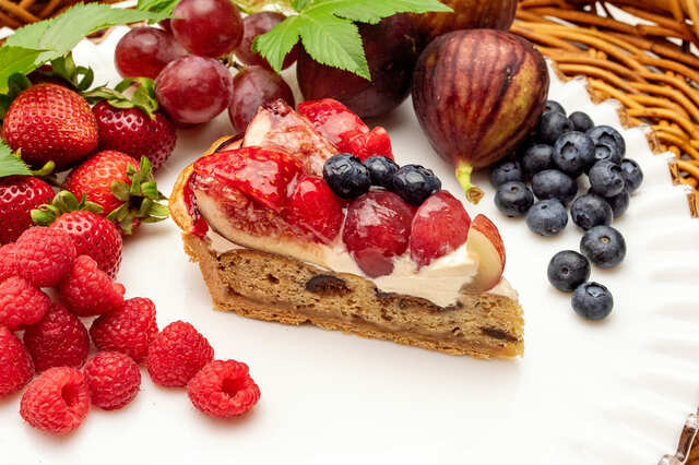 「波型 5種のフルーツとイチジクパウンドのタルト」ぶどうやベリーのさわやかな味わいと、やさしい甘みのイチジクが一体となって口の中に広がります