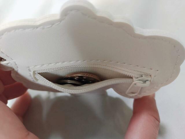 小銭が少し入る