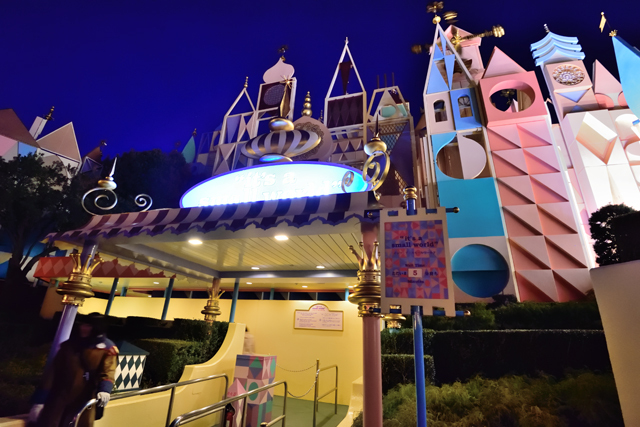 26：[17時44分]「イッツ・ア・スモールワールド」5分待ち ©Disney