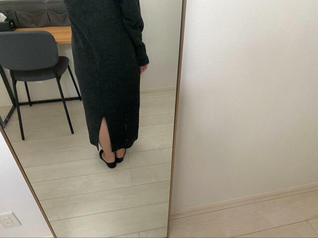 【GU　パフィータッチロングニットワンピース(長袖)】普通に立っていたら、スリットは目立ちにくい