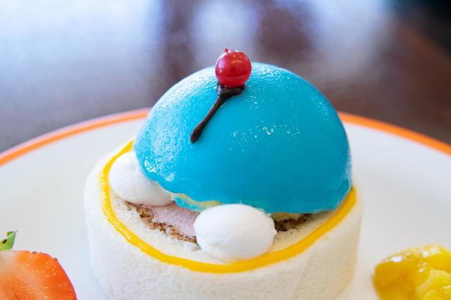 ドラえもんの通りぬけフープケーキ〜パイナップルムース添え〜 800円