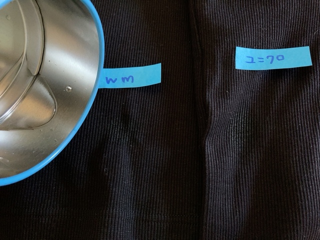 【（左）ワークマン レディースアメリカンスリーブブラトップ／ユニクロ アメリカンスリーブブラタンクトップ 】同じ量の水をかけて吸水性を比較。どちらもしっかり水を吸い取ってくれました