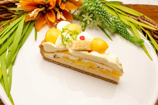 【キル フェ ボン】「マンゴーとバナナのタルト」piece ￥1,198 / whole (25cm) ￥14,385 / whole(17cm) ￥6,598／仙台限定で販売