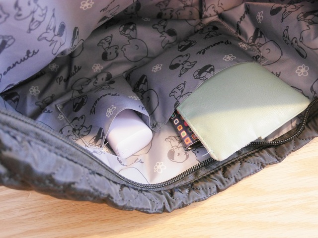 【ベルメゾン　軽量ワッペン付きショルダーバッグ 『スヌーピー』】ミニポケットは少し浅めのつくりですが、荷物を細かく整理できて便利！