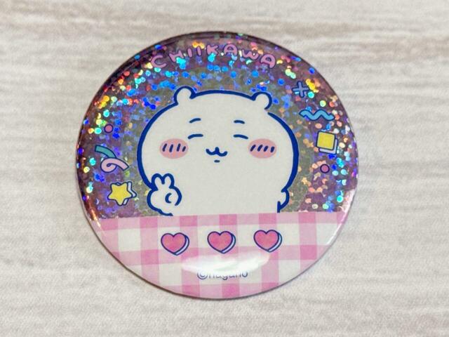 ちいかわのこのイラスト、悪夢編の草むしり検定結果発表時の「以外」を彷彿させます…ちょっぴり闇深さを感じるチョイス…【ちいかわ×DAISO限定デザイン】「缶バッジ ちいかわ」