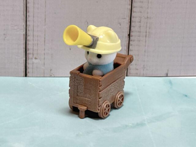 ヘルメットを被せてトロッコに乗せます。悶絶級のかわいさ！