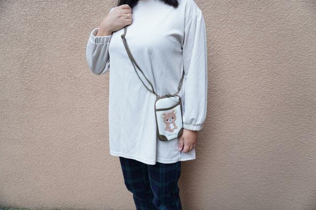 斜め掛けしてみたところ【リラックマ　ふわふわ刺繍がかわいい！スマホショルダーバッグ】