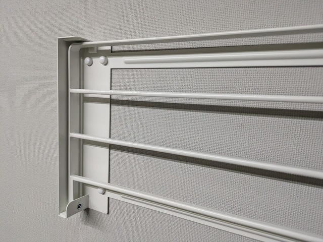 【山崎実業 tower ウォール 折り畳み バスタオルラック】収納時のサイズは（約）幅65.5×奥行4×高さ22cm。とっても省スペース！