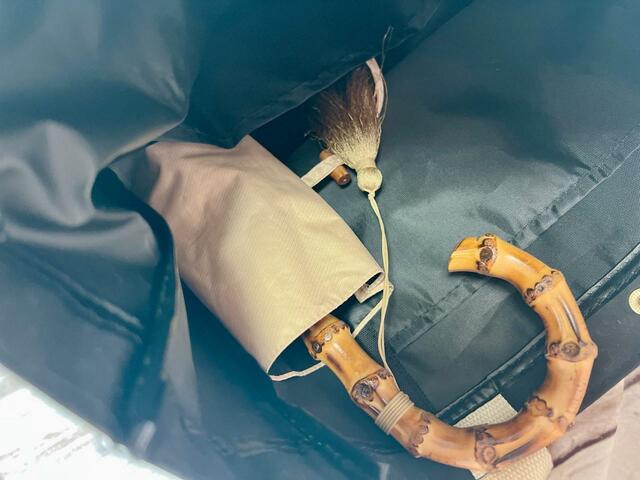 内側のサイドポケットに折り畳み傘をイン!