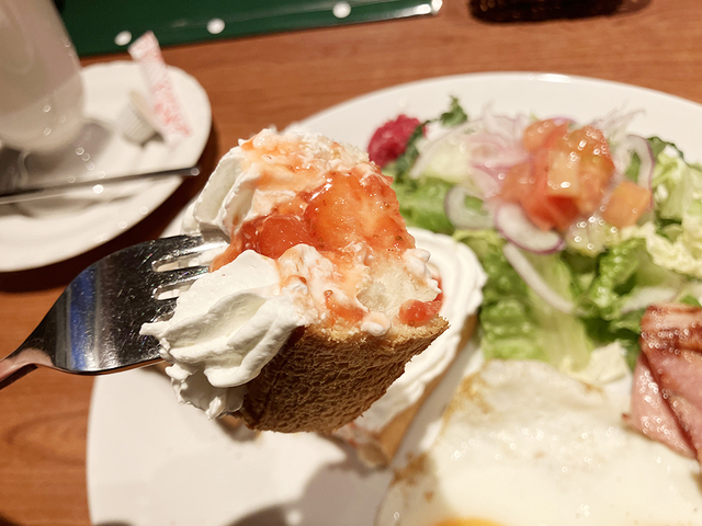 その間にもイチゴホイップトーストをおかずと交互に口に運ぶ。あまじょっぱさの至福ループ。