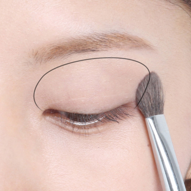 1. Aを上まぶた全体にのせる／眉下までのせなくてOK。目元を明るく補正する程度で充分なので、のせすぎて白くならにように注意