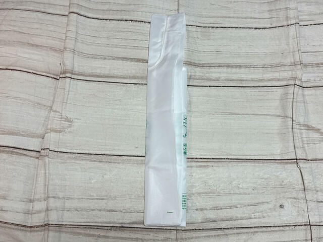 折りたたみ方は簡単。まず縦に三つ折りにします