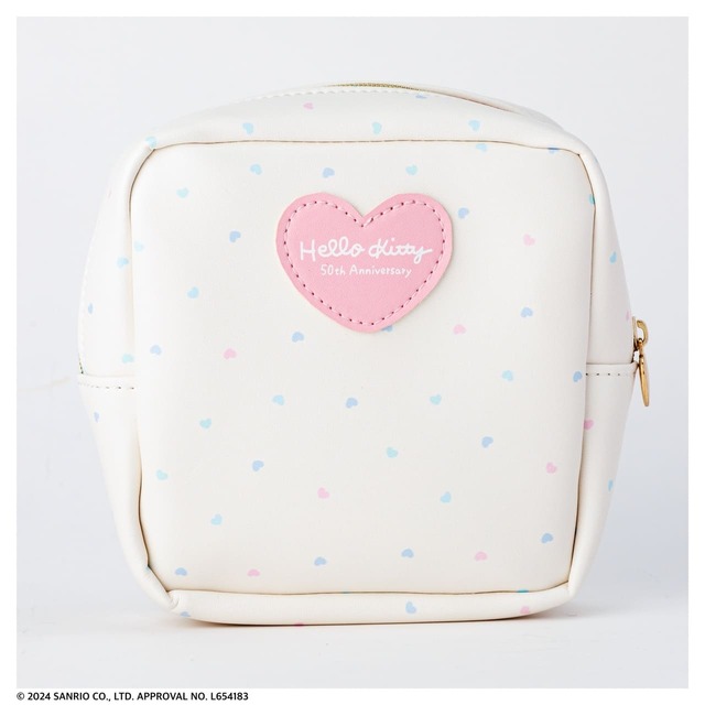 【『HELLO KITTY 50th ANNIVERSARY フロートポーチBOOK』（宝島社）】背面のハートモチーフのデザインも可愛い