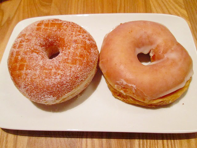 （右）セブン-イレブン「ふんわりリングドーナツ」　（左）ミスタードーナツ「シュガーレイズド」