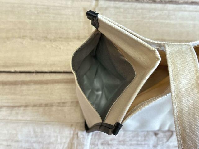 左側のポケットは保冷ポケット！冷やしたペットボトルを入れるのにぴったり