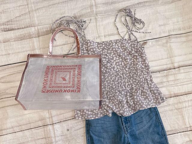 紀ノ国屋の新作バッグ【クリアミディアムバッグ】と「ペールモーブのキャミソール×セミフレアデニム」フェミニンなキャミソールを合わせたデニムコーデにも合います！