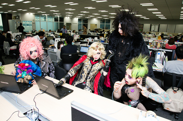 編集部のPCで会議を始める（風の）MEJIBRAYのみなさん