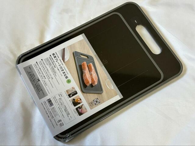 【ニトリ　解凍プレート シャープナー付きまな板】縦31×横21cmのMサイズと、縦36×横25cmのLサイズがあります