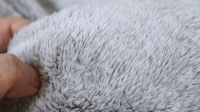 【ニトリ フード付き中わた入り着る毛布 ロング丈(NウォームSP)】表面は薄いグレー、裏面は白の起毛素材。 白い光沢が上品で安っぽくありません♪