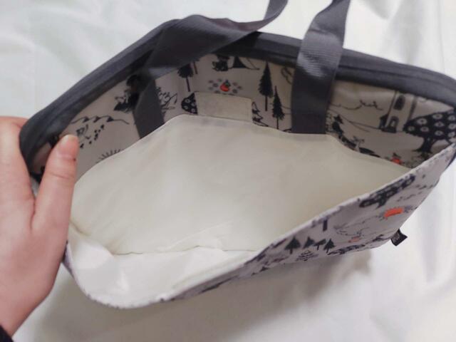 表面には、前面ポケットつき