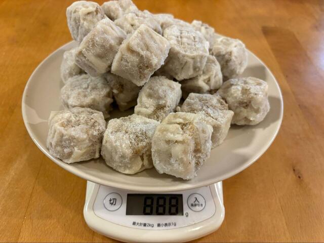 【ロピア 珠玉の肉焼売】パッケージを開けて量を測ってみました!888gとたくさん入っていることがわかりました♪