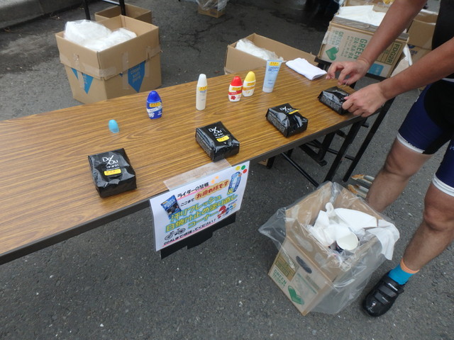 ツール・ド・東北2015／汗を拭くためのデオドラントシートまで用意されている徹底ぶり