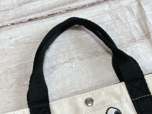持ち手はテープ素材。ハンドバッグ風に持てる長さです