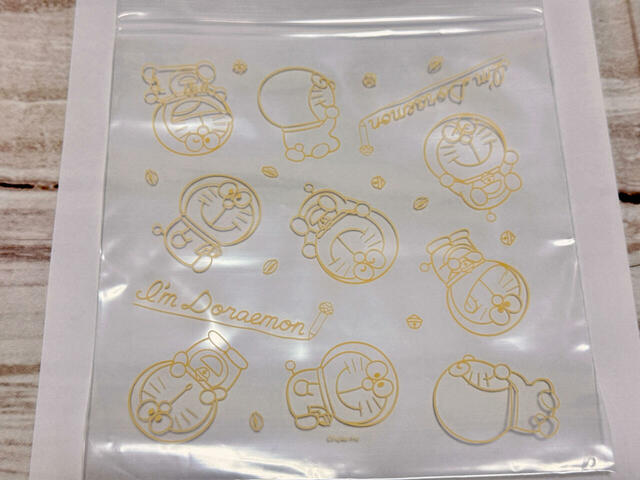 Mサイズはイエローのドラえもんの総柄デザイン