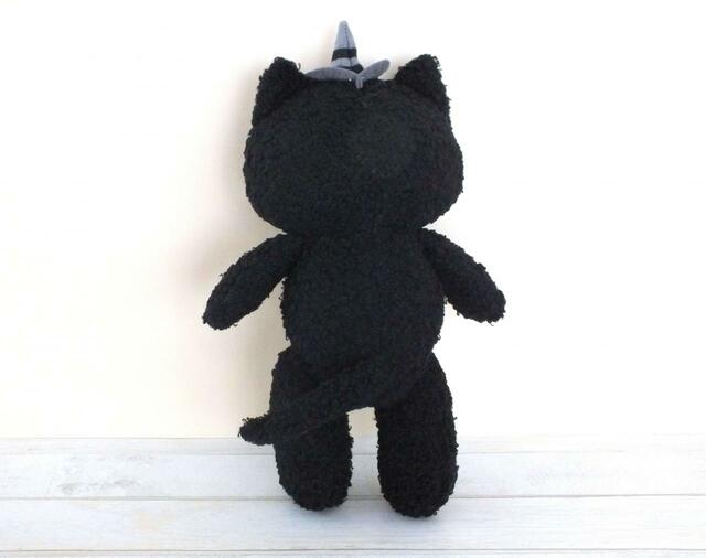 【カルディオリジナル　ハロウィンネコぬいぐるみ】高さ260mm、横幅140mm（手を自然に広げた状態）