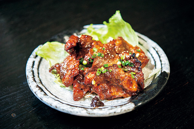 くろば亭 鮪カルビ焼 1080円 鮪の部位でもっとも肉食感のある血合いを使った一品。自家製の味噌だれでいただこう。