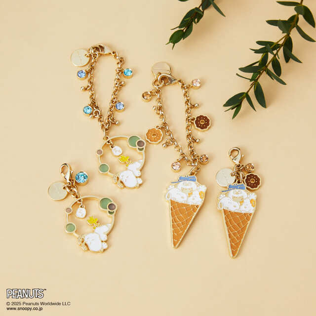 【サマンサタバサ「スヌーピー」コレクション】「ファスナーチャーム」4,400円、「バッグチャーム」6,050円