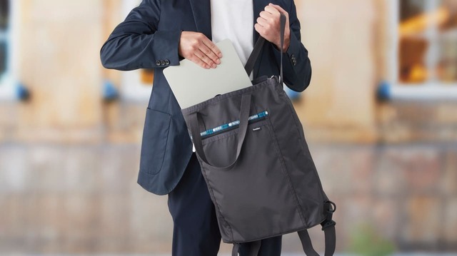 【LeSportsac×familiar「バックパック」】A4サイズが余裕で収納でき、PCやタブレットなどが入るクッション付きポケットも