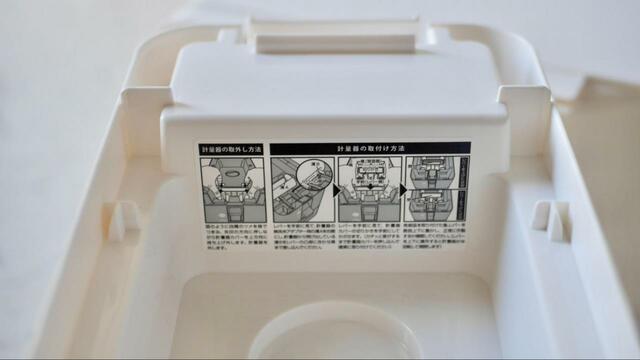 【ニトリ 計量米びつホワイト】計量器の取り付け方、取り外し方は本体にも記載されています