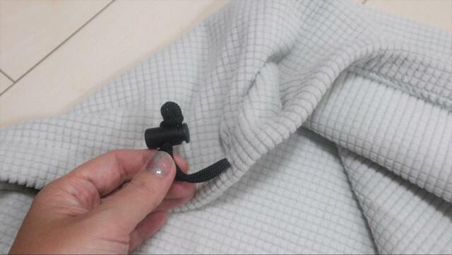 【ワークマン BASICスリーピングバッグ】首元側にドローストリングの紐あり