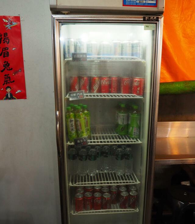 【台湾6泊7日食べ歩きの旅②台北編】ヤンくんのゴリ押しで屋台の隅っこに設置されたドリンク冷蔵庫。ビールや炭酸飲料の売れ行きはまずまずだ