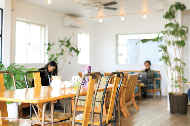 HOA CAFE｜テーブル席とソファ席があり。