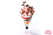 「〈池袋東武店〉バレンタインパフェ」＜価格：2,200円（税込）＞【バレンタインデーまでの期間限定！タカノフルーツパーラーにハートが飾られた苺＆チョコのパフェ登場！】
