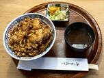 【天茂】かき揚げ丼に香の物と赤だしがついて1500円（以下すべて税込）
